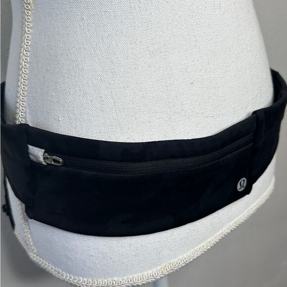 Lululemon Black Camo Waistbelt Fanny Pack - Picture 3 of 10